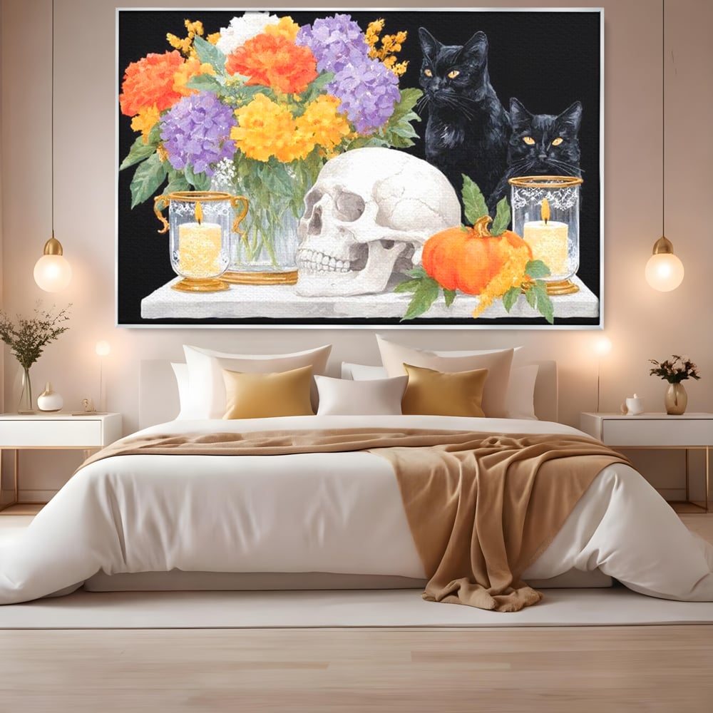 Tablou canvas cu tablou canvas cu pisici negre si craniu, in rama de aluminiu argintiu, pe perete intr-un dormitor